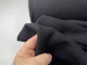 Sweat agtig - diagonal strikket og lækker i sort